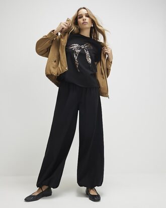 Svart kortärmad T-shirt med metallisk rosett