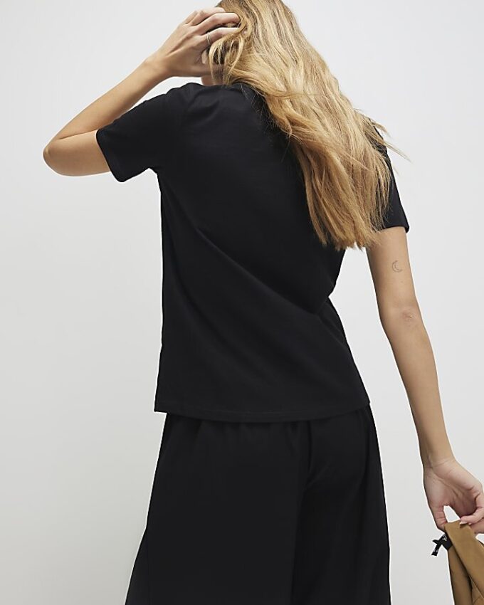 Svart kortärmad T-shirt med metallisk rosett
