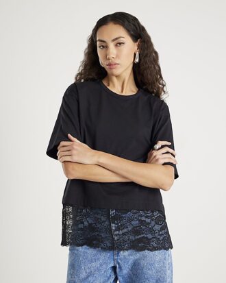 Svart kortärmad T-shirt med spets i nederkant