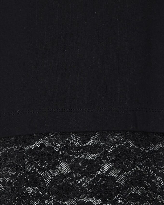 Svart kortärmad T-shirt med spets i nederkant