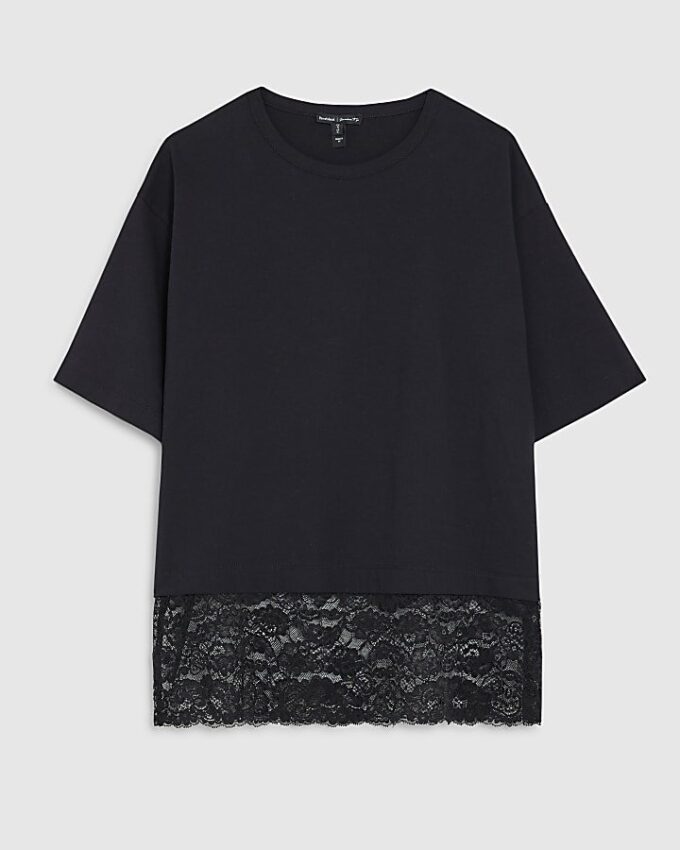 Svart kortärmad T-shirt med spets i nederkant