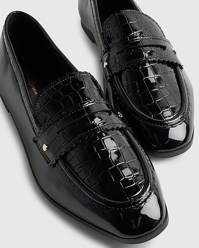 Svart lackloafers med skulpterad kant