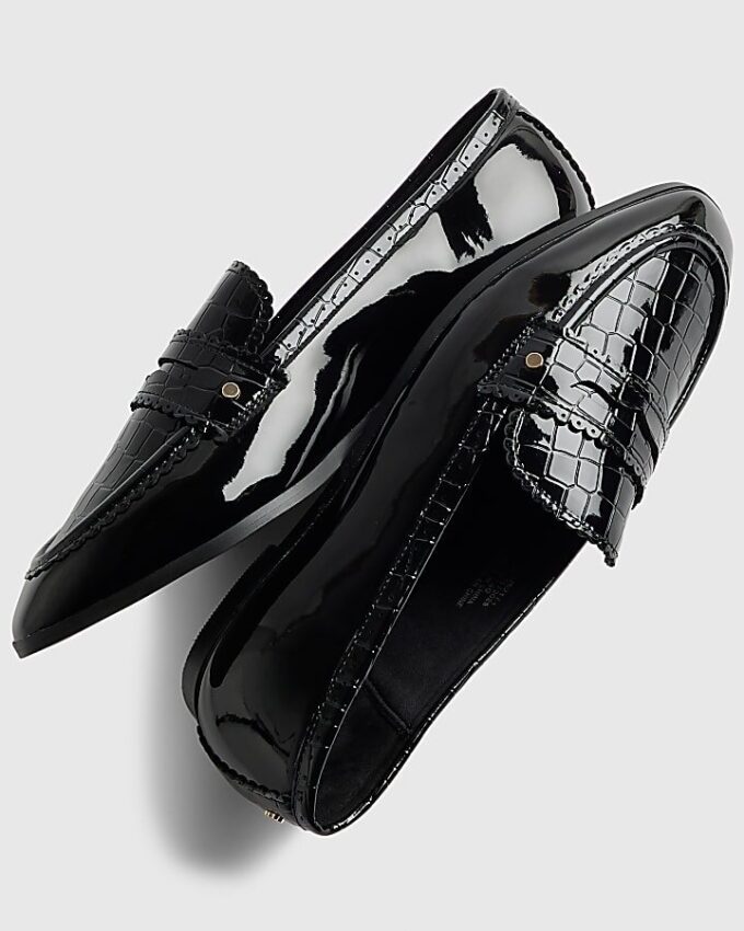 Svart lackloafers med skulpterad kant
