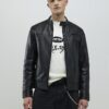 Svart läderjacka i bikerstil