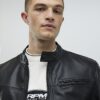 Svart läderjacka i bikerstil