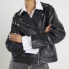 Svart läderjacka i bikerstil