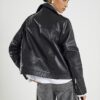 Svart läderjacka i bikerstil