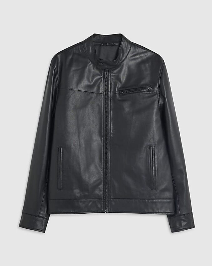Svart läderjacka i bikerstil