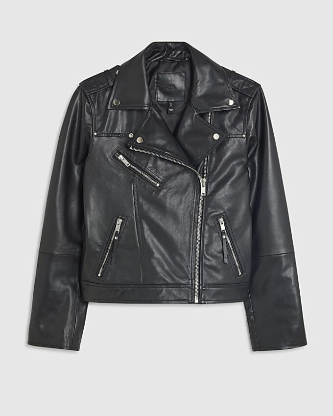 Svart läderjacka i bikerstil