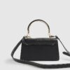 Svart liten totebag med metallhandtag och berlock