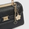 Svart liten totebag med metallhandtag och berlock