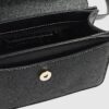 Svart liten totebag med metallhandtag och berlock