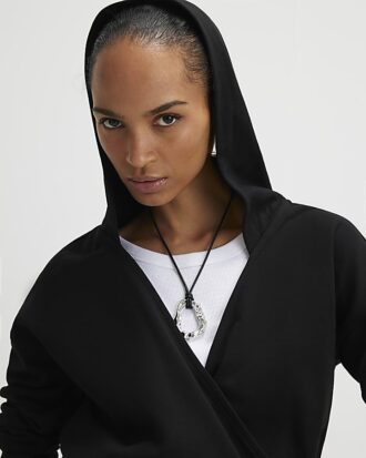 Svart långärmad hoodie med omlottfront
