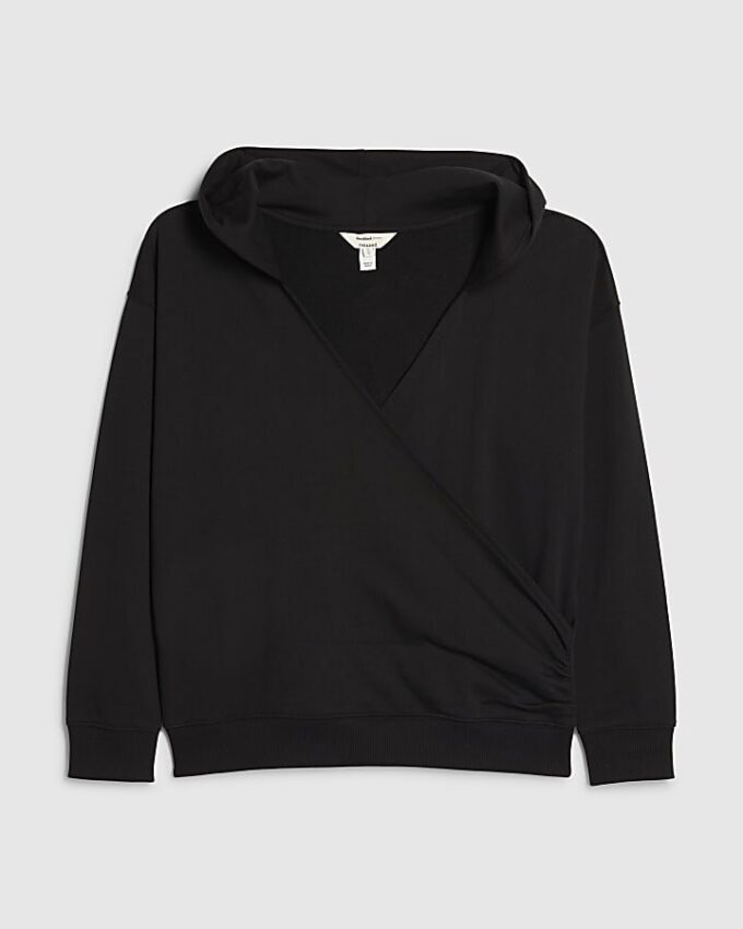 Svart långärmad hoodie med omlottfront