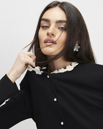 Svart långärmad topp med blommig kant