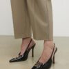Svart logo-slingback-klackar