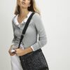 Svart messenger-väska i lackat läder med monogram