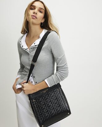 Svart messenger-väska i lackat läder med monogram
