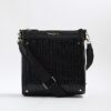 Svart messenger-väska i lackat läder med monogram