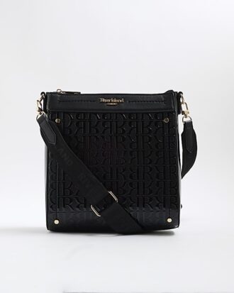 Svart messenger-väska i lackat läder med monogram