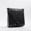 Svart messenger-väska i lackat läder med monogram