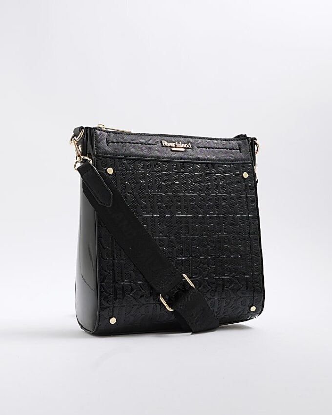 Svart messenger-väska i lackat läder med monogram