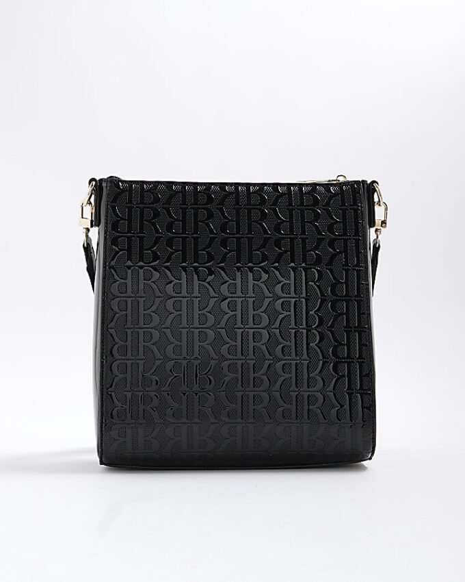 Svart messenger-väska i lackat läder med monogram