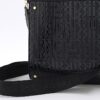 Svart messenger-väska i lackat läder med monogram
