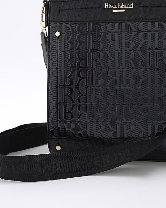 Svart messenger-väska i lackat läder med monogram