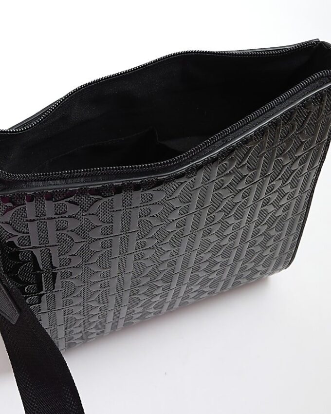 Svart messenger-väska i lackat läder med monogram