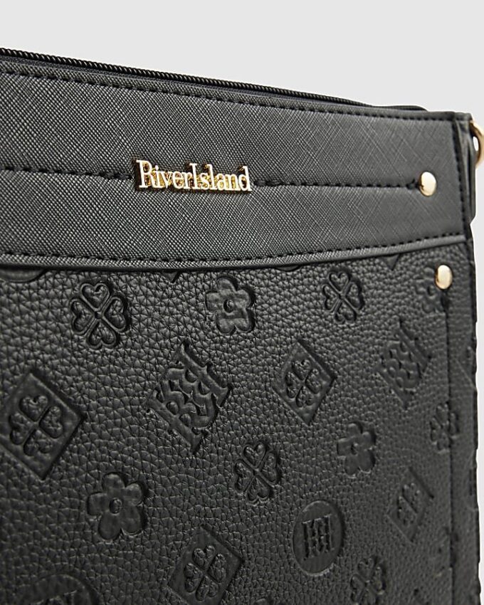 Svart monogrampräglad messenger-väska