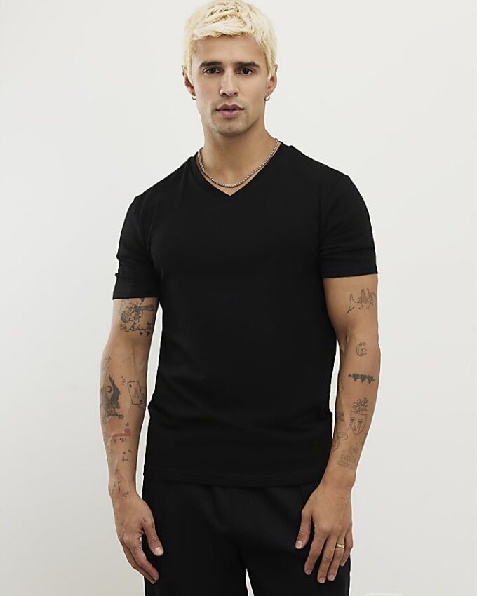 Svart muskelpassad T-shirt med V-ringning