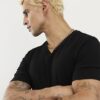 Svart muskelpassad T-shirt med V-ringning
