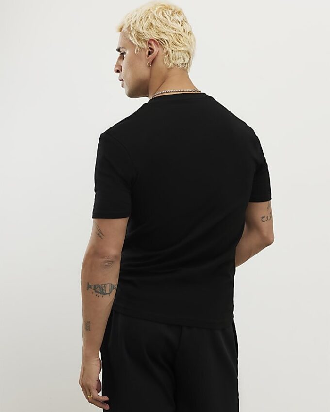 Svart muskelpassad T-shirt med V-ringning