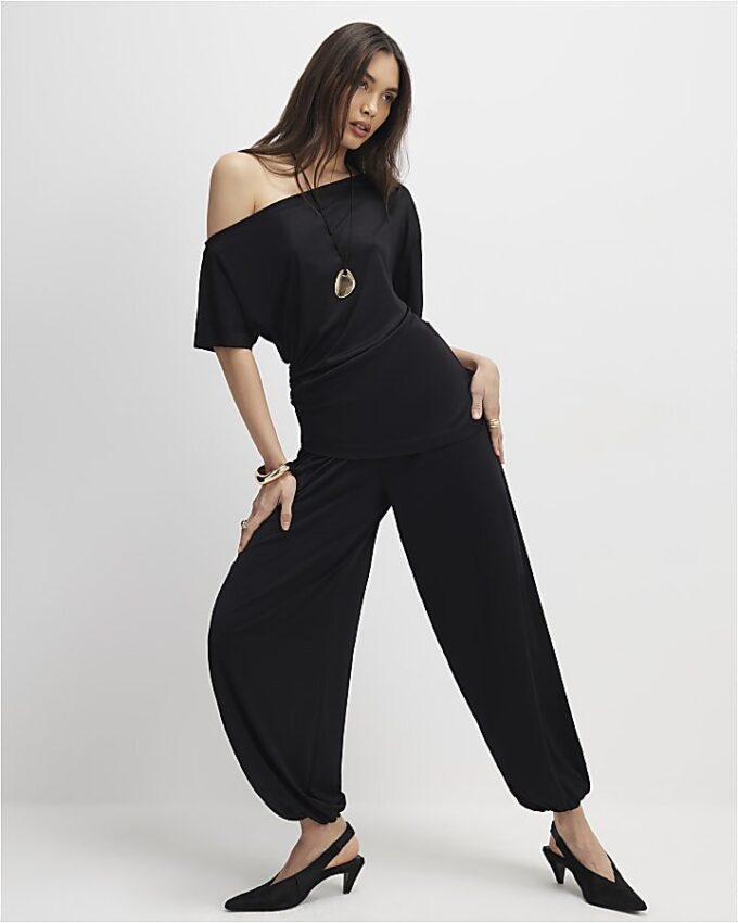 Svart off-shoulder-top med drapering