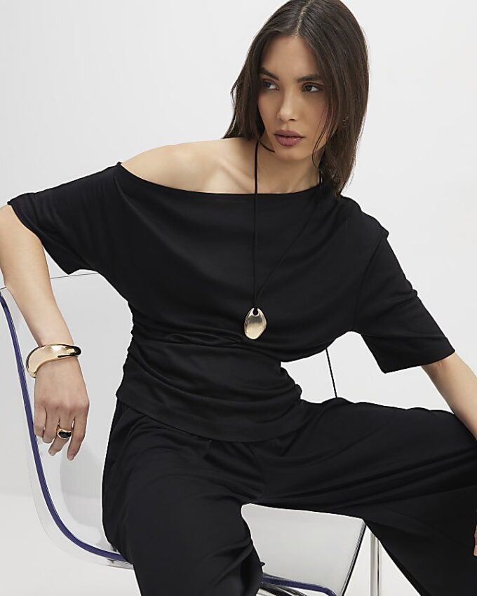 Svart off-shoulder-top med drapering
