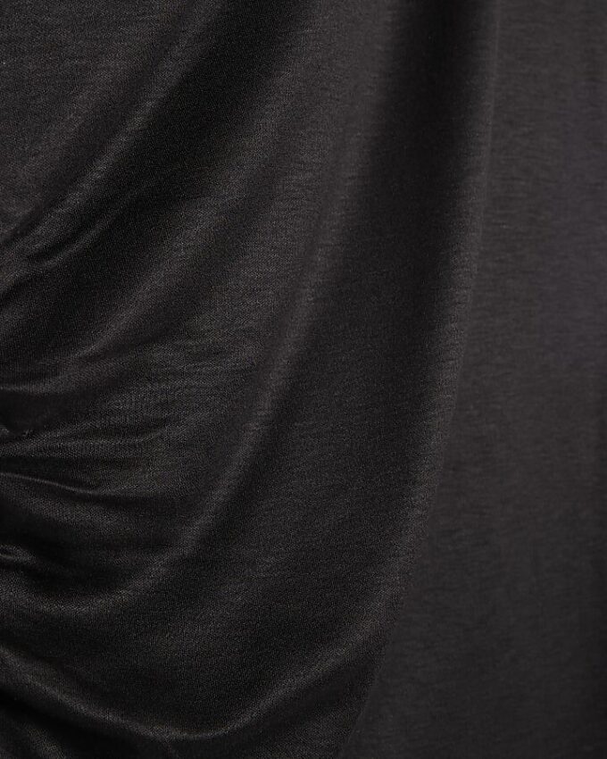 Svart off-shoulder-top med drapering
