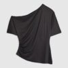 Svart off-shoulder-top med drapering