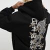 Svart oversized hoodie med japansk ormbrodyr och dragkedja