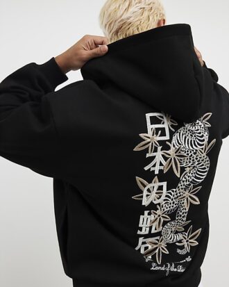 Svart oversized hoodie med japansk ormbrodyr och dragkedja