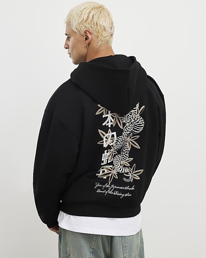 Svart oversized hoodie med japansk ormbrodyr och dragkedja