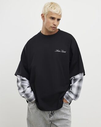 Svart oversized-passad T-shirt med lager på lager-mönster