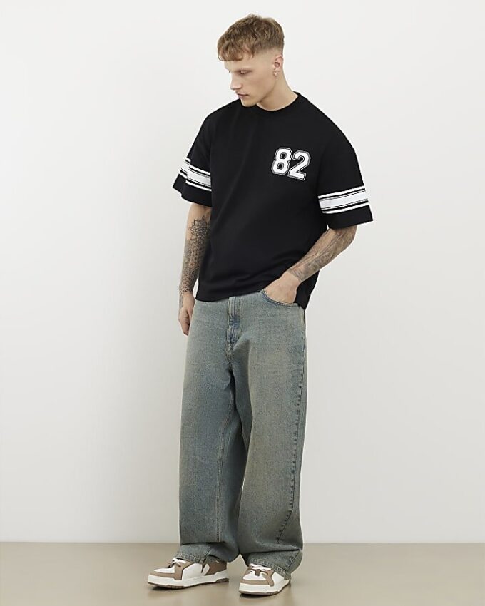 Svart oversized-passformad T-shirt med 72 ränder
