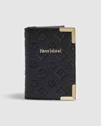 Svart passfodral med präglat monogramtryck