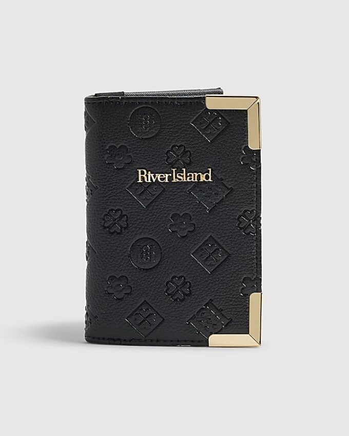 Svart passfodral med präglat monogramtryck
