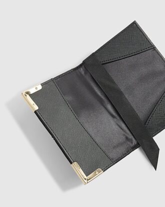 Svart passfodral med präglat monogramtryck