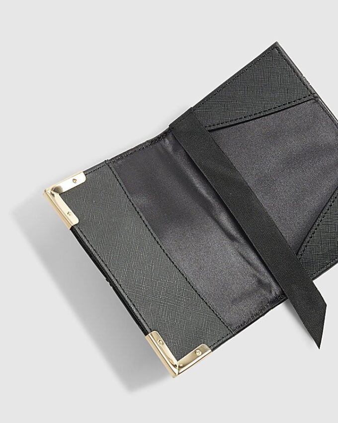 Svart passfodral med präglat monogramtryck