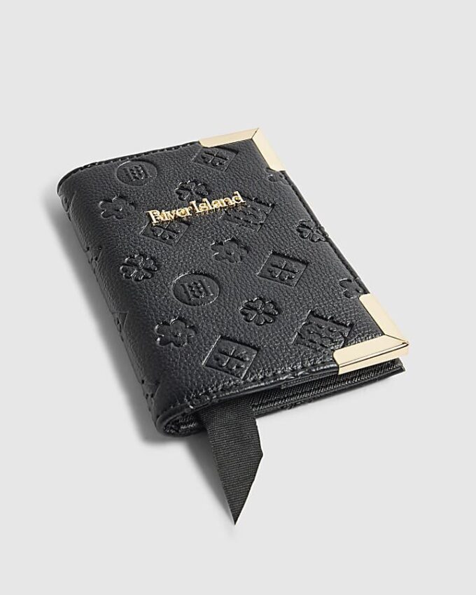Svart passfodral med präglat monogramtryck
