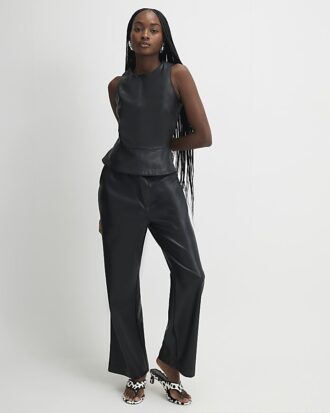 Svart peplum-top i imiterat läder