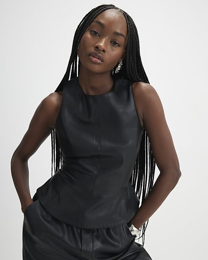 Svart peplum-top i imiterat läder